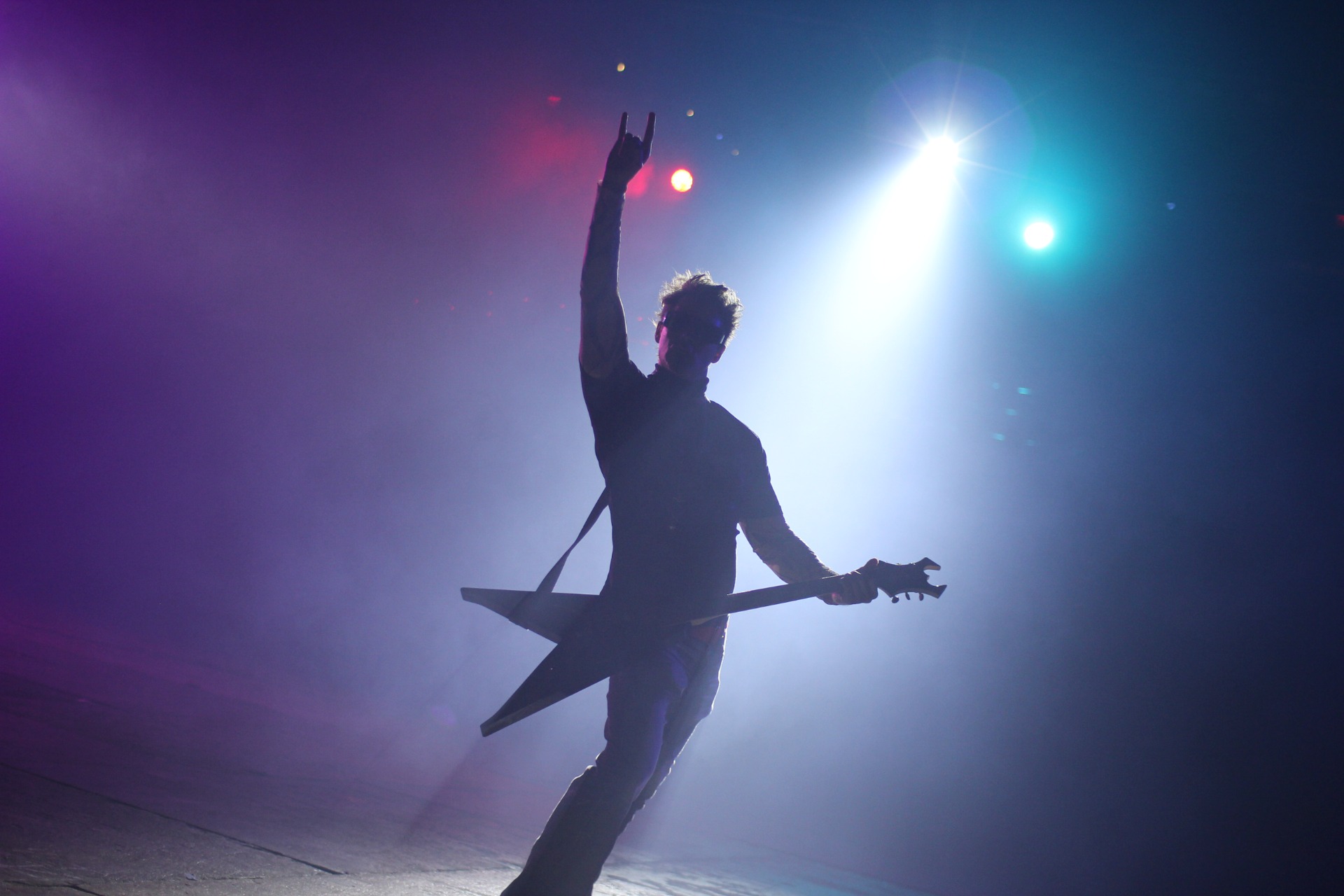 CHAUVET DJ Hurricane Haze 2DX bei einer Lichtshow mit atmosphärischem Haze