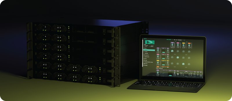 Ecler DARA Verstärker im Rack mit DARA Software auf einem Laptop