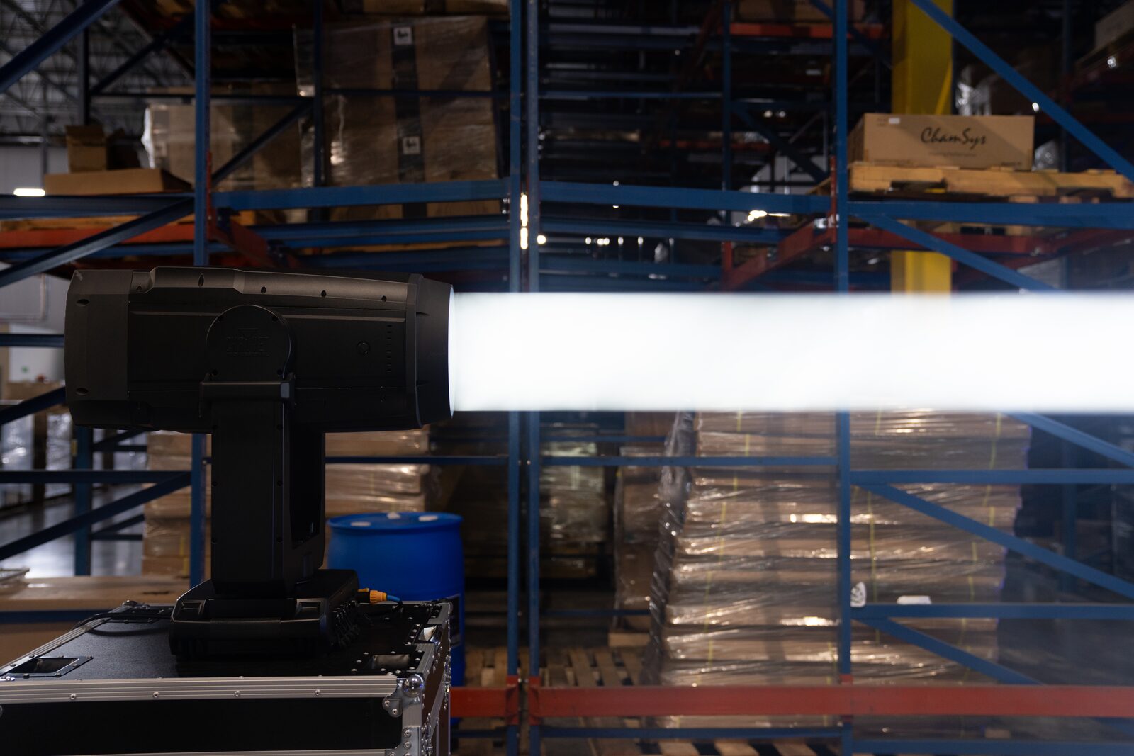 Maverick Storm LT mit engem Long-Throw-Beam in einer Lagerhalle