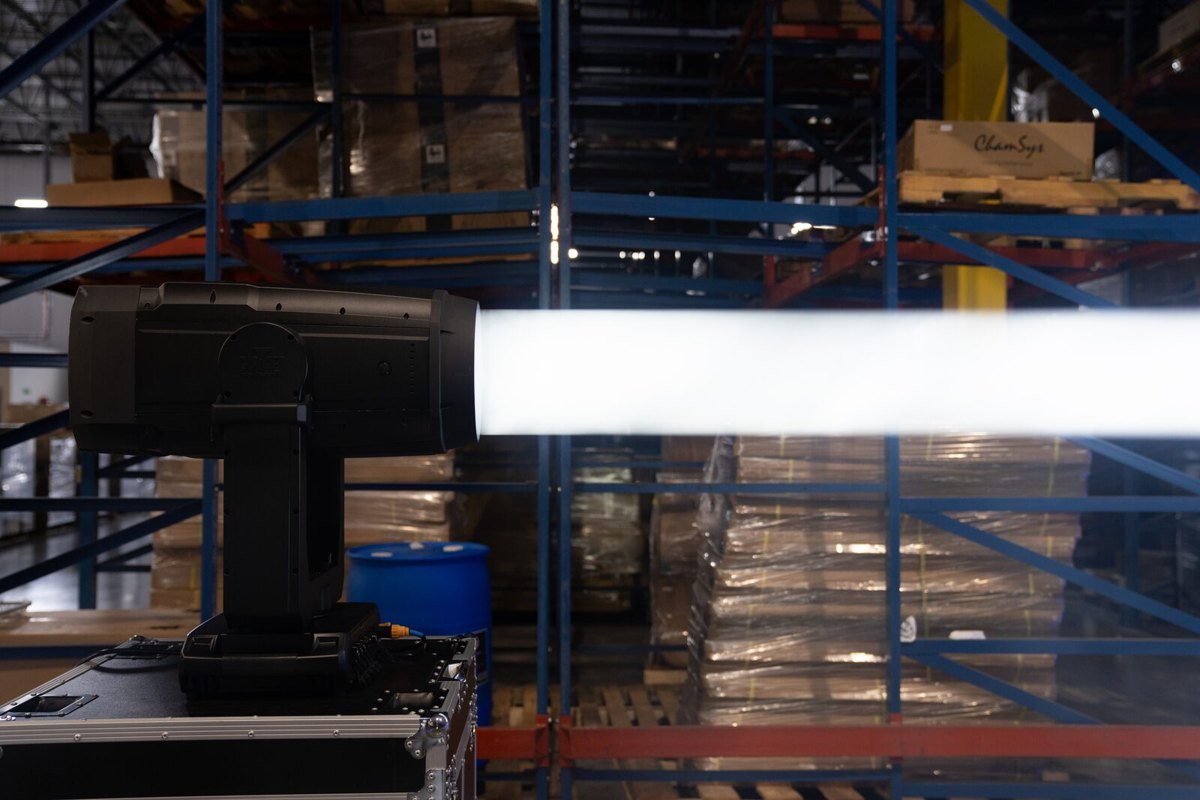 CHAUVET Professional Maverick Moving Head projiziert einen weißen Lichtstrahl in einer Lagerhalle