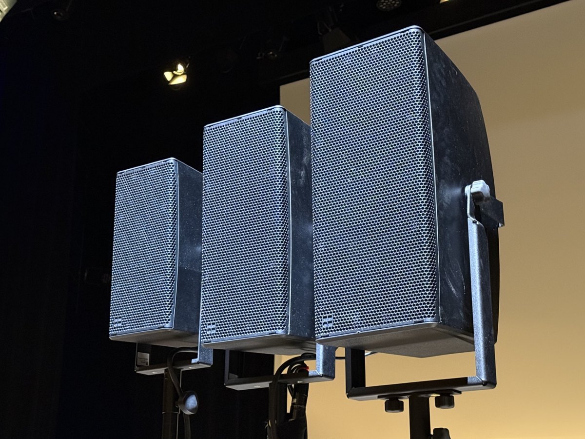 Drei d&b audiotechnik Lautsprecher der U-Serie auf Bügeln an einer Bühne
